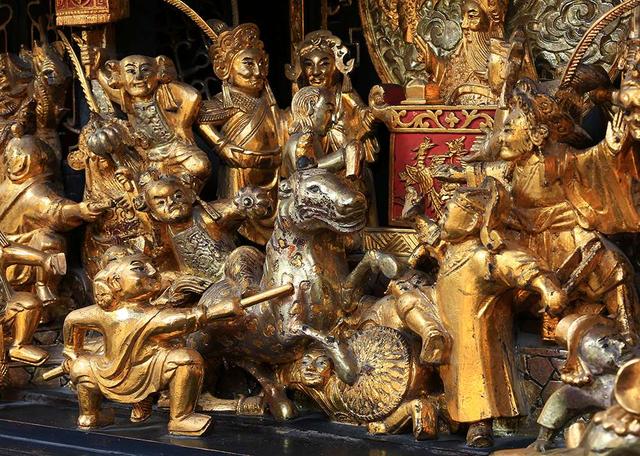 佛山祖庙的木雕不仅精妙绝伦，还隐寓有痛恨侵略、反清复明的思想