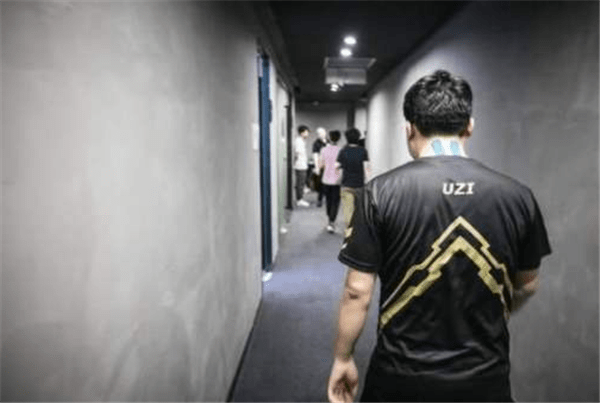 继和蔡徐坤互动后uzi再次化身电竞圈大神带范丞丞打游戏