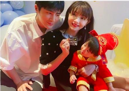 超帅的星二代：郑嘉颖儿子遗传了好基因，胡杏儿俩儿子像双胞胎