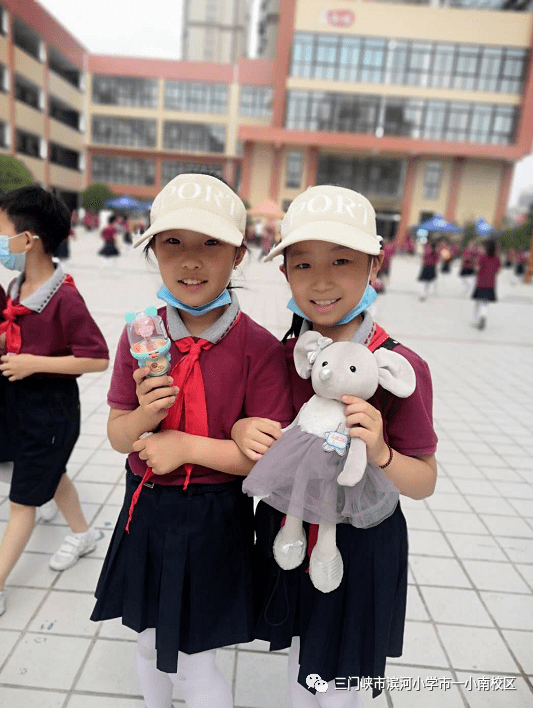 滨河小学三门峡市第一小学南校区跳蚤小市场快乐庆六一