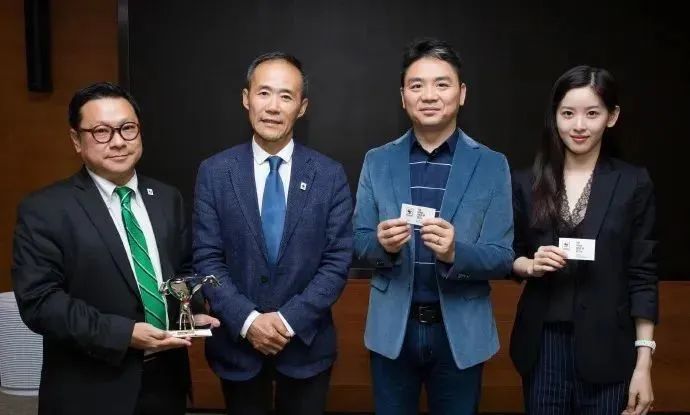 男女地位反转?章泽天剑桥进修结识新大佬,刘强东