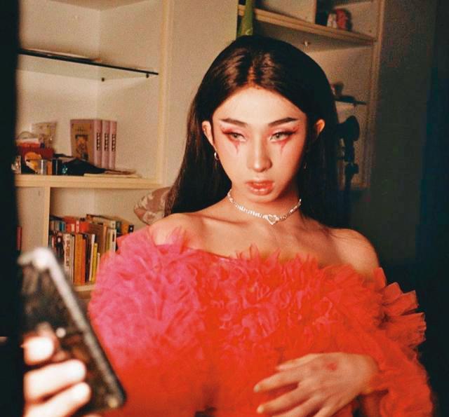 原创伊能静儿子性取向曝光！穿女装遭爸爸奶奶反对：不想孙子变孙女