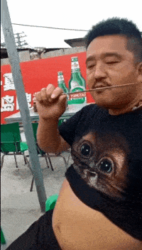 搞笑gif:实力强悍啊!这时候还可以逗狗玩玩!