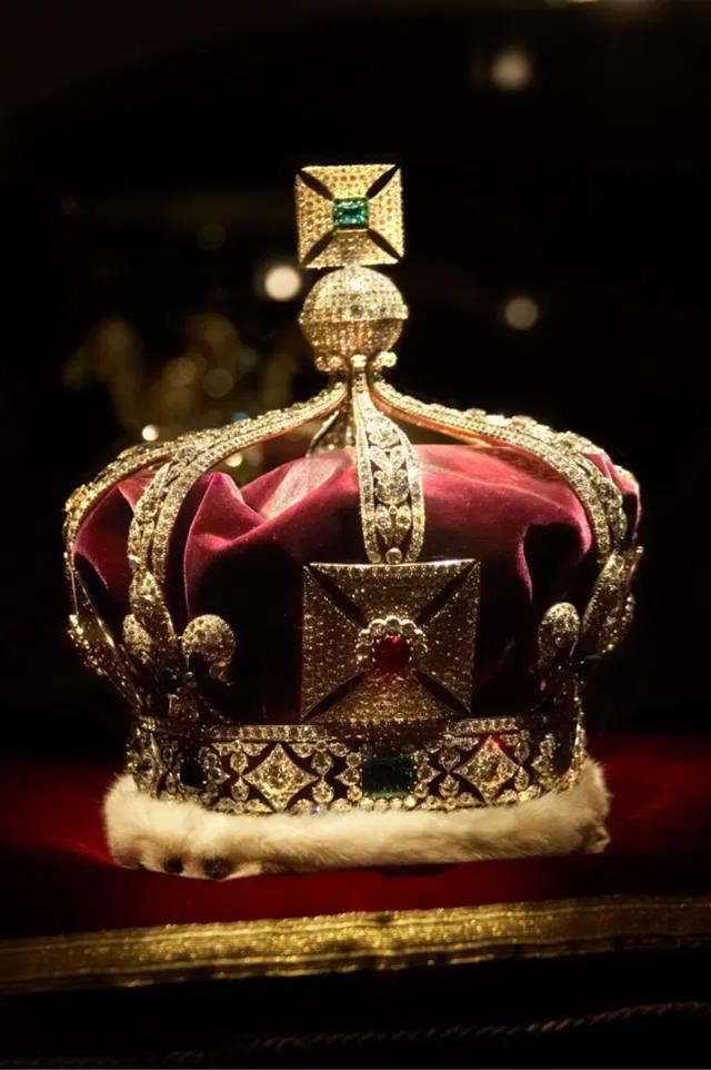 王冠太重低头真会掉,英女王加冕礼67年,最爱红宝石曾被藏饼干盒_手机