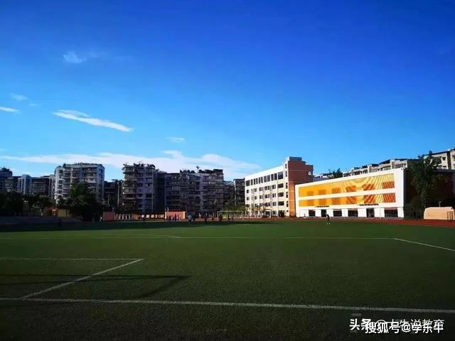 排球队重庆市暨华中学男子排球队成立于2008年,在教练组的严格管理