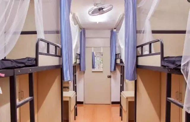 中间一个大客厅 每个套间里都设立了 独立的卫生间和淋浴间 重庆大学