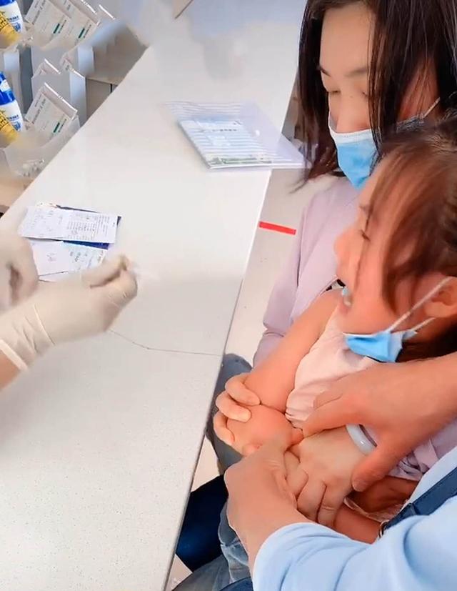 女儿打针前哭天喊地，针头扎进肉里那一刻女儿瞬间安静，妈妈笑翻宜昌现清江生物群