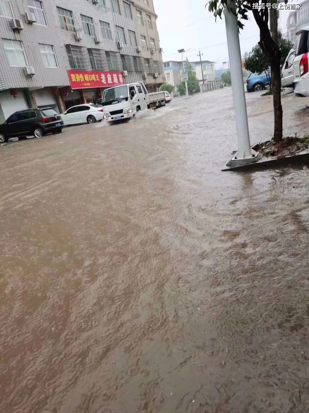 大雨来临 上饶玉山县城多处地段"海"_狂风暴雨