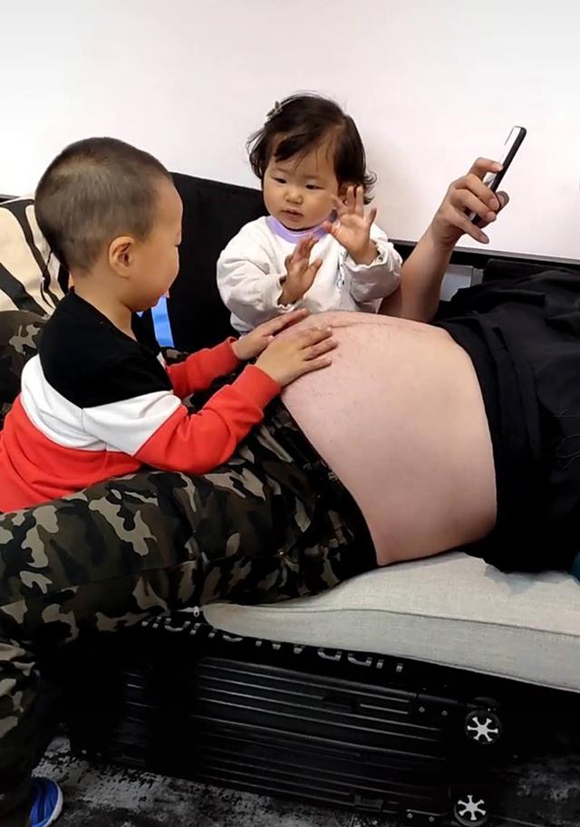 兄妹俩都想再要个弟弟，爸爸的“将军肚”被寄予厚望，妈妈无语了白玉龙冠