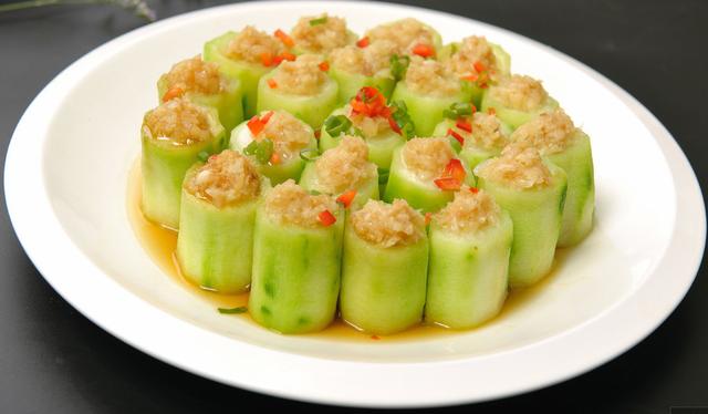蒜蓉蒸丝瓜细腻鲜香美味家常菜开胃又下饭10分钟就能做好