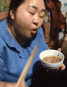 搞笑gif:小伙子,你男盆友毛衣织的不错嘛,冬天再也不怕冷了_西瓜