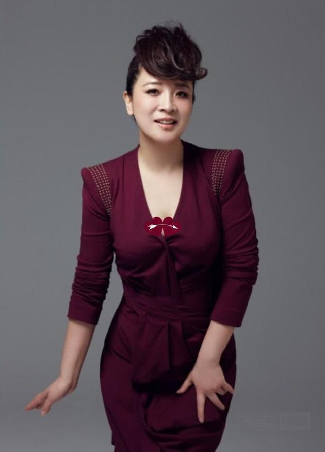 原创陈小艺翻车了!穿无袖印花连衣裙露出麒麟臂,短发大妈气质太真实