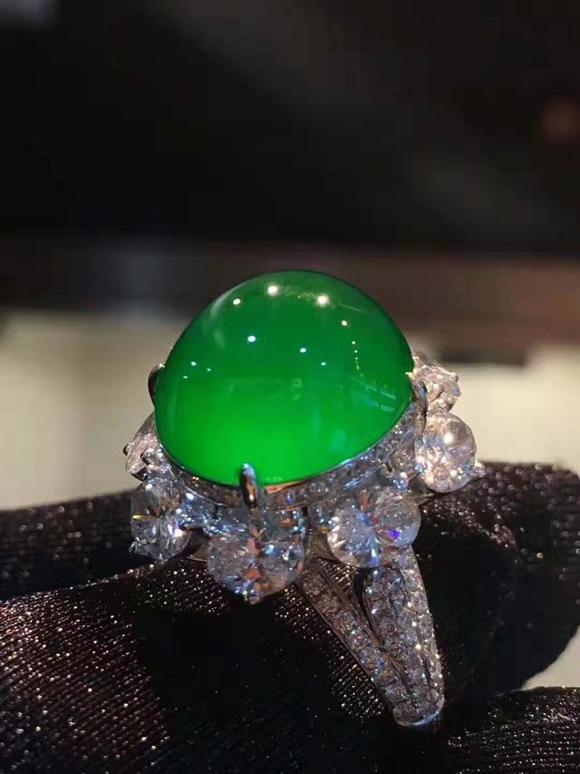 翡翠中的極品帝王綠，動不動就是天價，怎么識別才能認清楚呢？