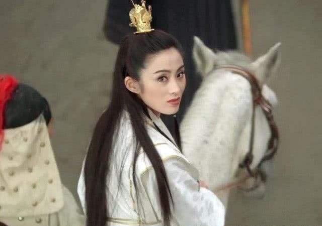 张敏饰演的赵敏给人印象最深的就是英气逼人,她骑着白马回眸一笑的