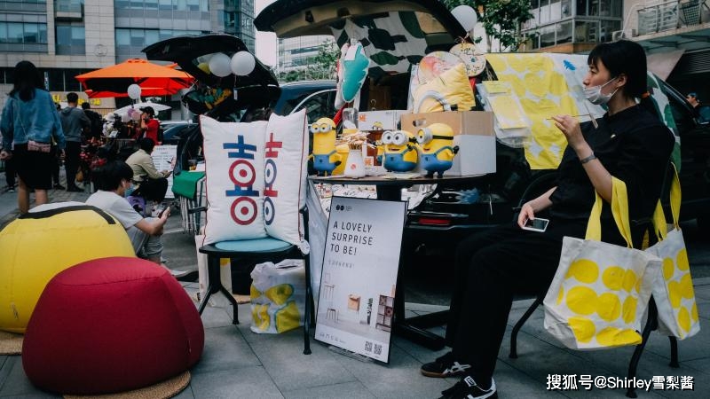 地摊经济兴起,上海出现"后备箱集市,私家车秒变摊位,白领闲时集体