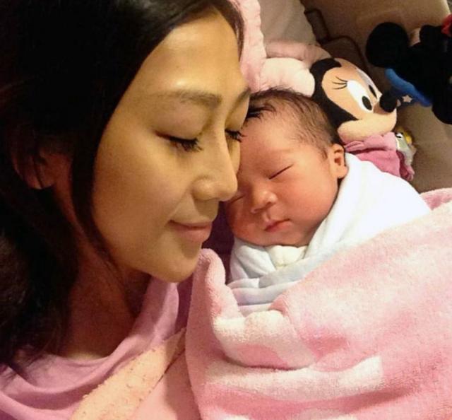 原创嫁给这男明星，告别卫生巾，蒋丽莎5年4胎遭调侃：生娃机器