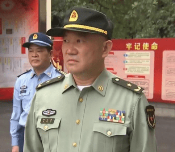 何仁学少将任广西"戎装常委,前任常委姜英宇退休,刚升司令员