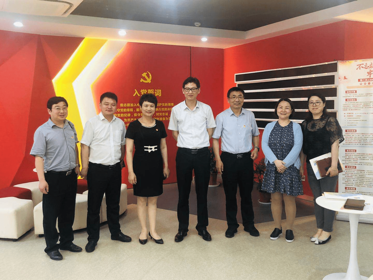 射阳临海镇书记吴俊千里赴沪送党课