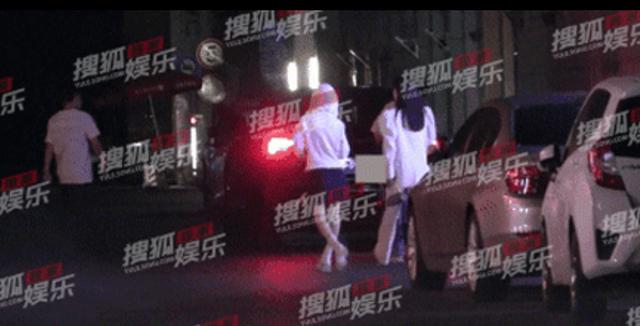 李小璐深夜买醉，走路不稳一男子亲密搀扶，与