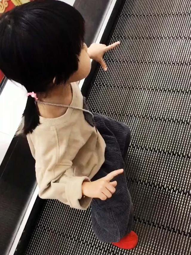 女儿第一次乘手扶梯，姿势怪异像“御剑飞行”，妈妈：造型挺别致