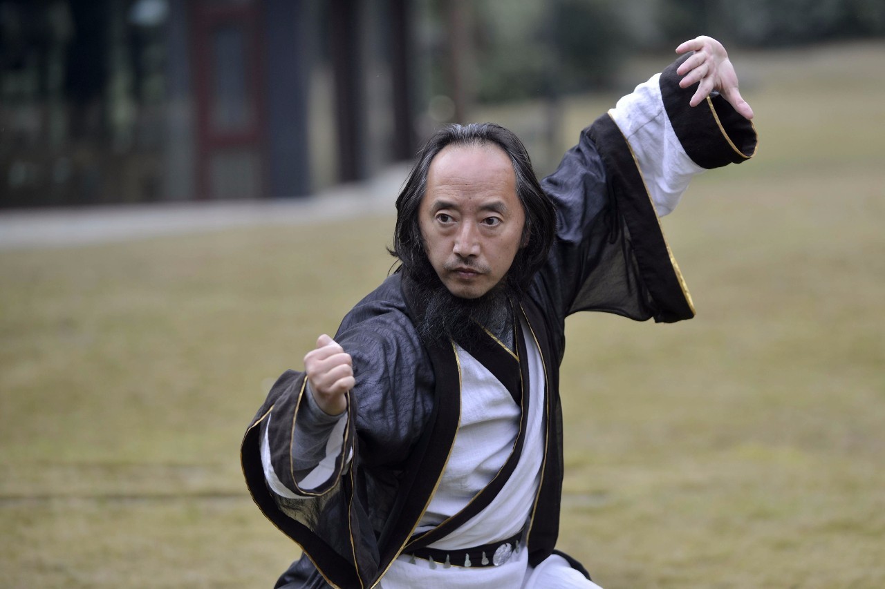 他是金庸小说《笑傲江湖》反面人物,也正是这个角色出现,给青城派带来