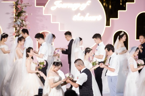 记录最美婚礼！30对抗疫医护集体婚礼在海南举行 