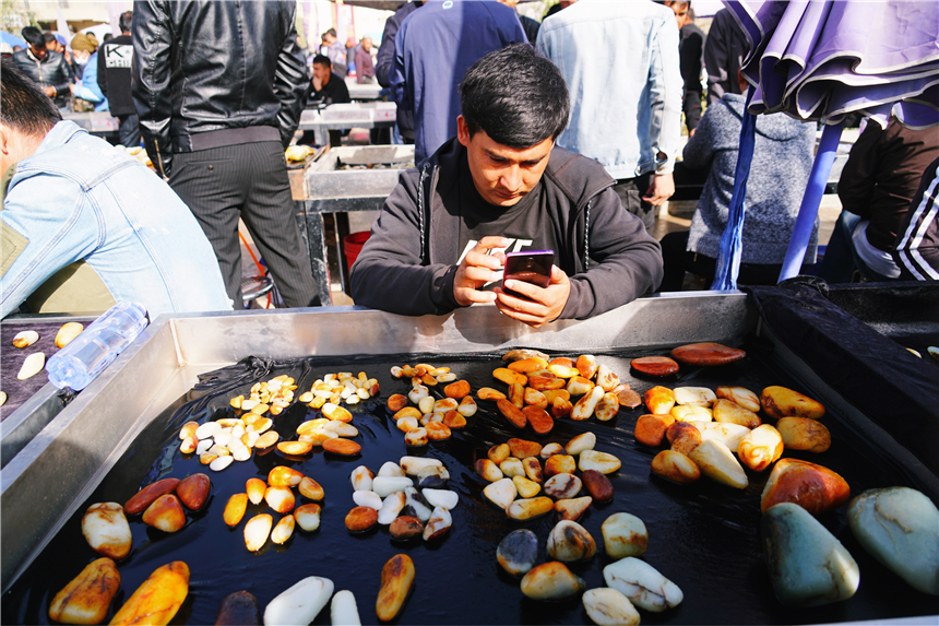 原创全国最贵的露天地摊市场，位于新疆和田，价值5万10万的美玉随意选