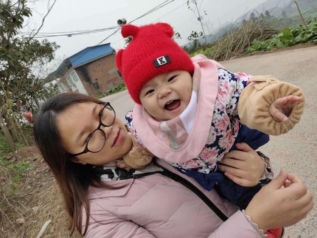 脊椎|脊椎可能易受损伤，家长们别大意孩子这个月龄最好不要坐婴儿车