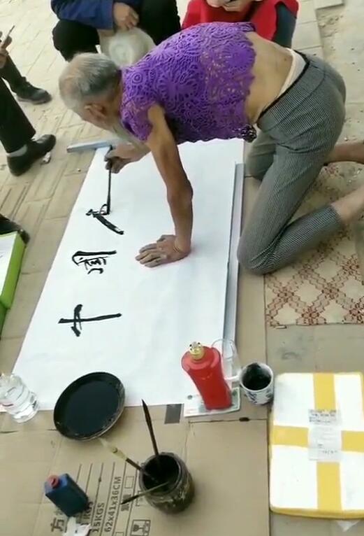 乞丐穿着时尚,街头靠卖字为生,一天收入300元!_书法