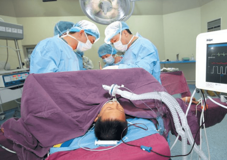 保险公司拒赔20万，竟逼6岁孩子开腹？父亲：死也要死在保险公司高校回收剩菜再卖