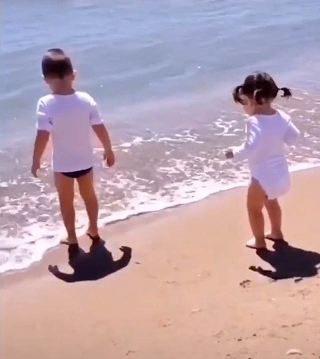冲浪|妹妹却被最小的浪花干倒在沙滩上,网友:这娃有点晕海哥哥带妹妹冲浪