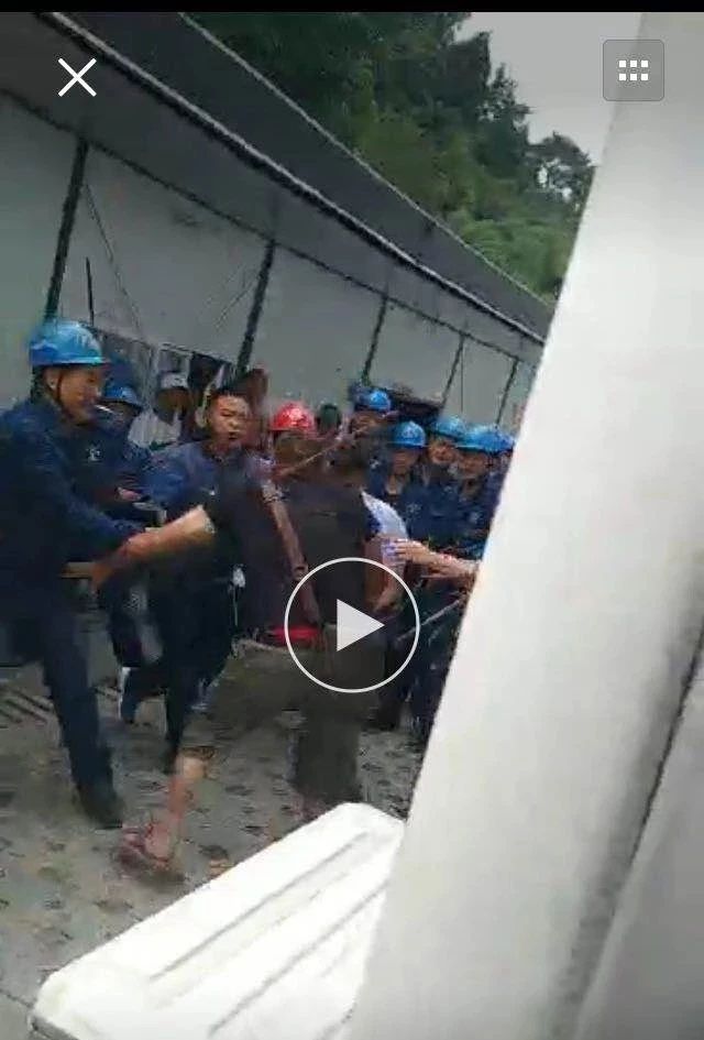 讨血汗钱的农民工,又一次被打趴在地,又一次被践踏