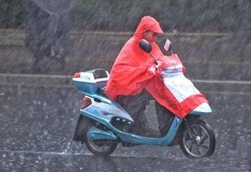 雨季来临,骑电动车的要注意了!