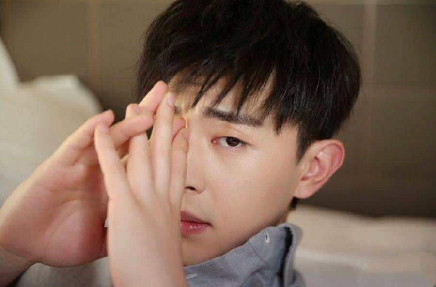 娱乐圈那些"小胖手"明星,上帝吻了他们的脸,却忘记手!