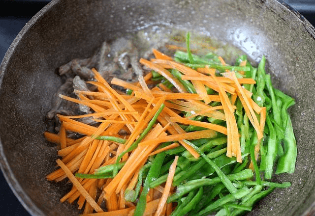 炒什么菜配面条香 8313f904156044638497aa4516171f5e.png