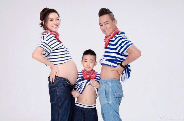 原创Jasper当哥后情绪低落,陈小春抽空陪儿子游泳递毛巾，父子情不变