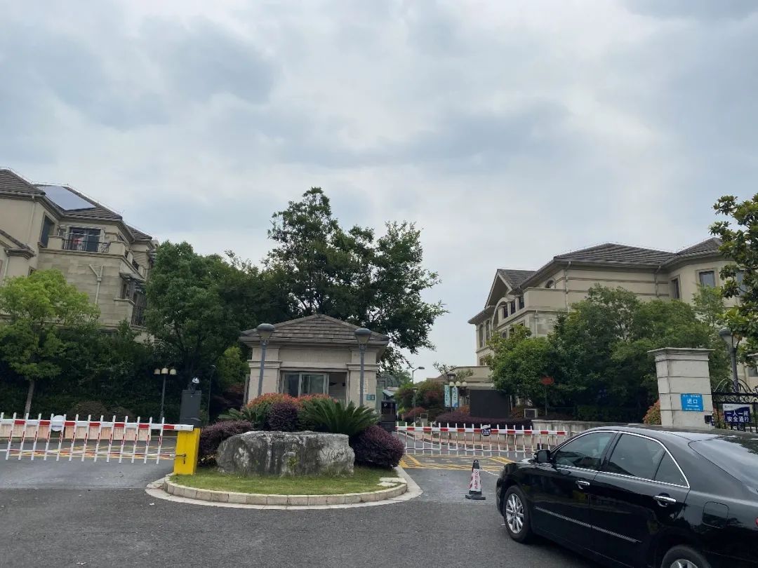 诸如久事西郊名墅,西郊家园,东方明珠花园,海天花园别墅,安盛杉庄及英