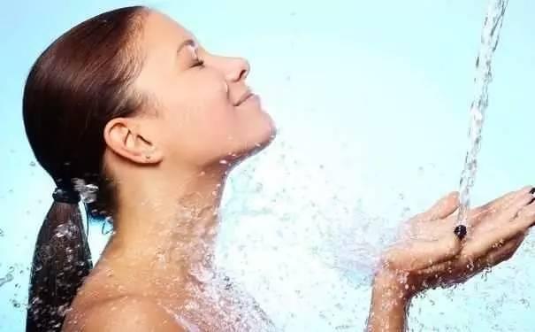 如何正确的洗凉水澡 e1a9a79a608a4d72983f9ffe60f9863b.jpeg