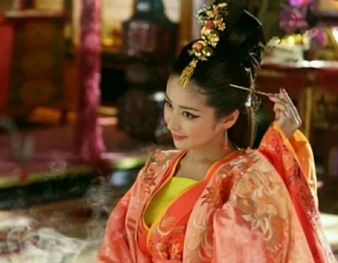 颖儿一直给大家的印象就是一个很文静的美女,但是她扮演的苏妲己的
