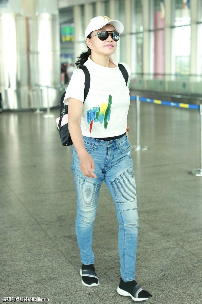 65岁刘晓庆真的嫩，糖果色西装搭牛仔裤洋气减龄，比例不输小姑娘
