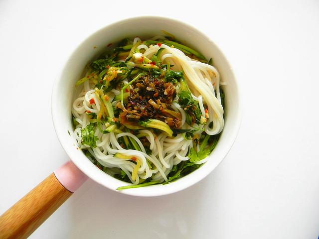 在家怎么做酸菜米线好吃 cb91f60772634451a68592029bc9de7b.jpeg