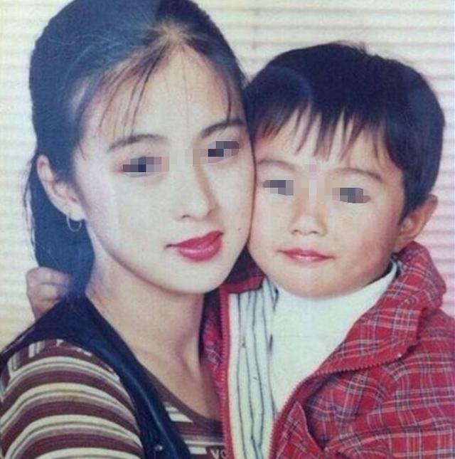 网友晒父母年轻时合照,超高颜值引热议 果然是一家三口我最丑