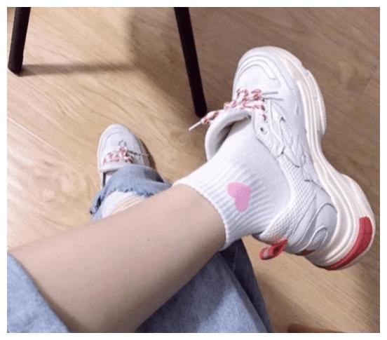 原创为啥女生的白袜子能一直保持那么白?哈哈哈哈哈哈哈原来如此