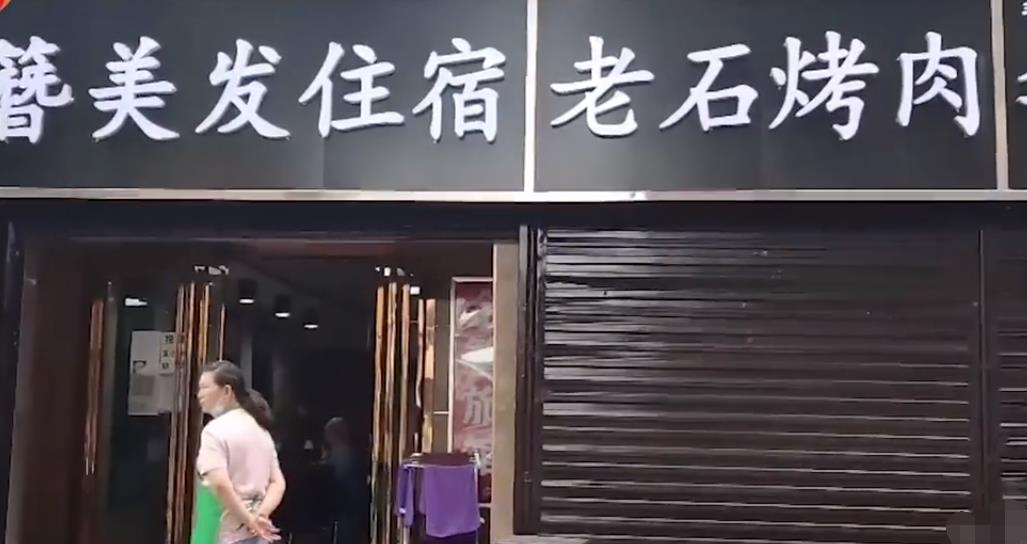 原创西安一街道多家店铺被换黑底白字门头,路人吐槽店铺看起来像灵堂