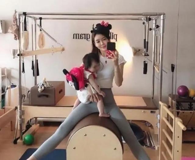 "魔鬼辣妈"产后带娃健身,身材成焦点,网友:这是宝宝的姐姐吧_孩子