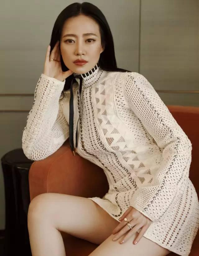 被"谭卓"旗袍造型给惊艳,波波头搭配一条酒红色旗袍,华丽高贵