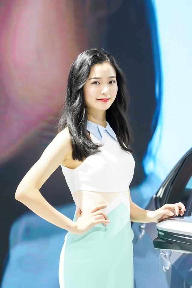火锅美女扎堆,重庆车展翻红就靠这波车模凑人气了
