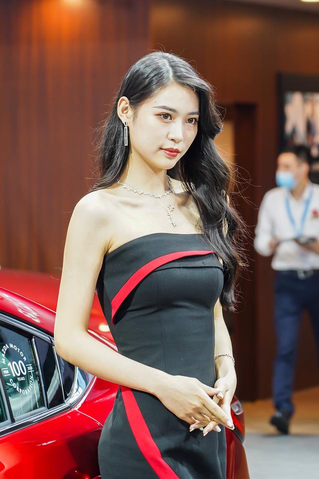 火锅美女扎堆,重庆车展翻红就靠这波车模凑人气了