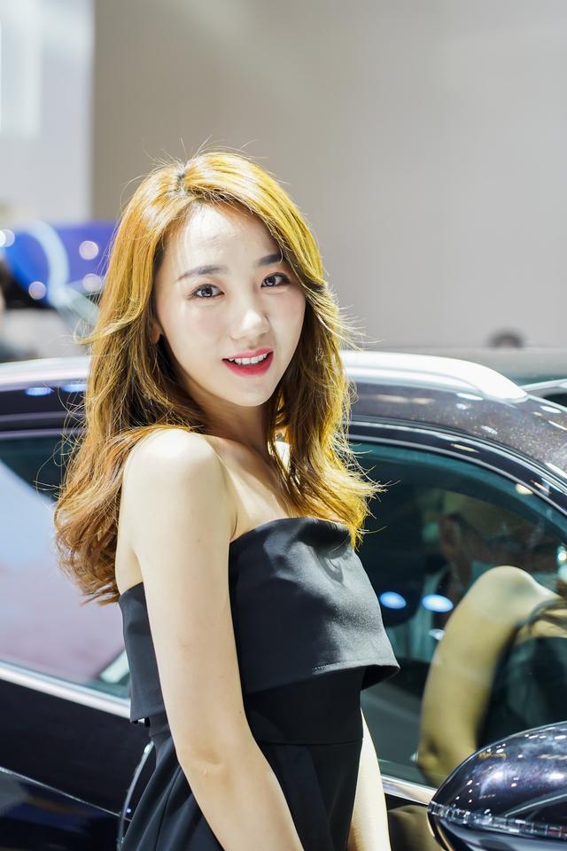 火锅美女扎堆,重庆车展翻红就靠这波车模凑人气了