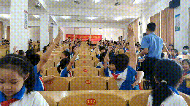 与同学们进行交流互动,同学们认真思考,踊跃举手发言,现场气氛十分